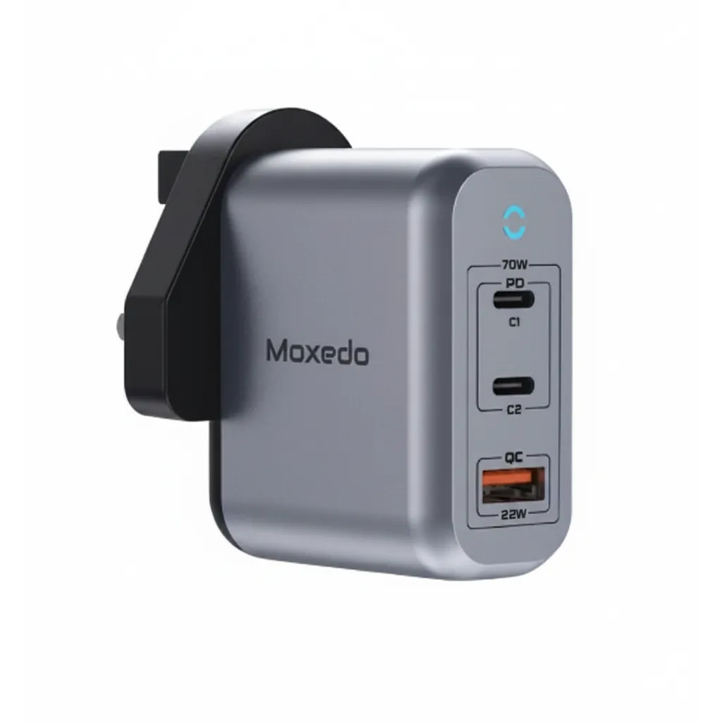 شاحن Moxedo Volton II PD جان بقوة 70W موديل MX-C، فضي، مع منفذي USB-C ومنفذ USB-A واحد.